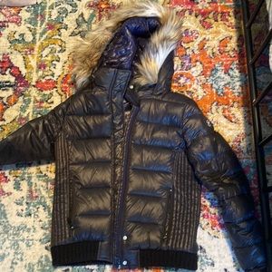 Black puffer American eagle jacket.